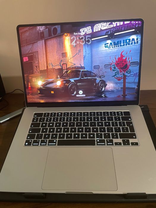 Продавам MacBook Air 15” 2023