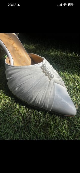 Pantofi piele naturala alba si cu accesoriu perle  realizate pe comandă la Vanilla Days
