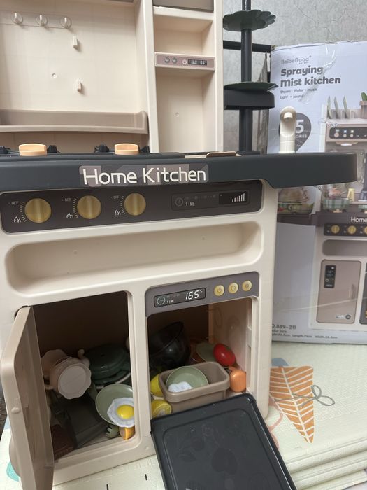 Детская кухня с игрушками