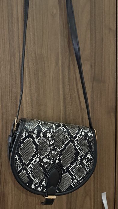 Дамска чанта през рамо със змийски принт / Crossbody чанта