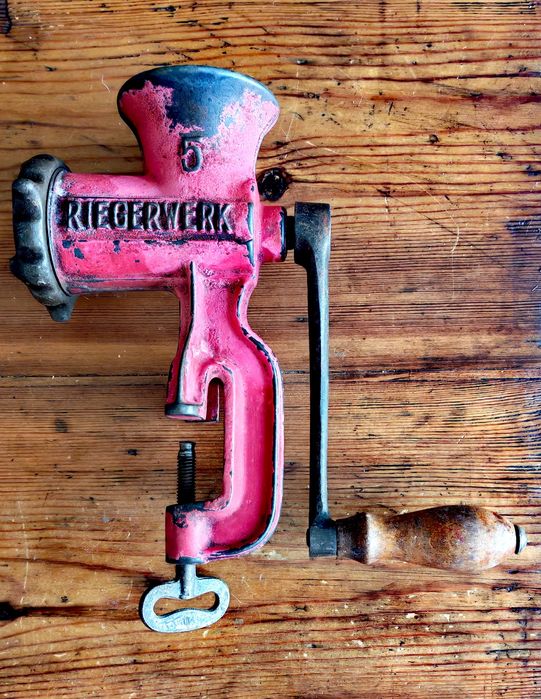 Антична ръчна  месомелачка модел номер 5 от 1910 - 1930 гд. 
Напълно о