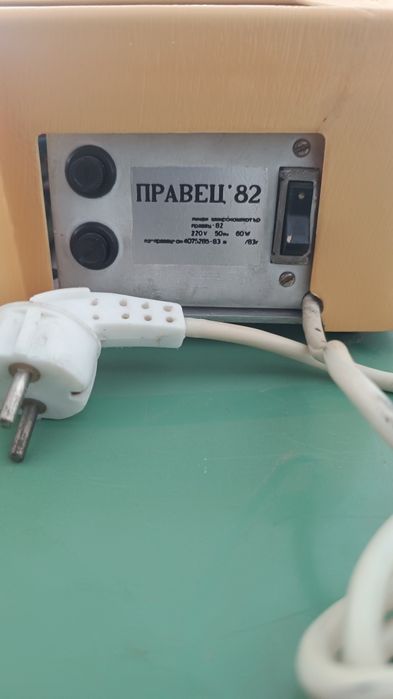 Продавам български 8-битов персонален компютър Правец 82 комплект с монитор