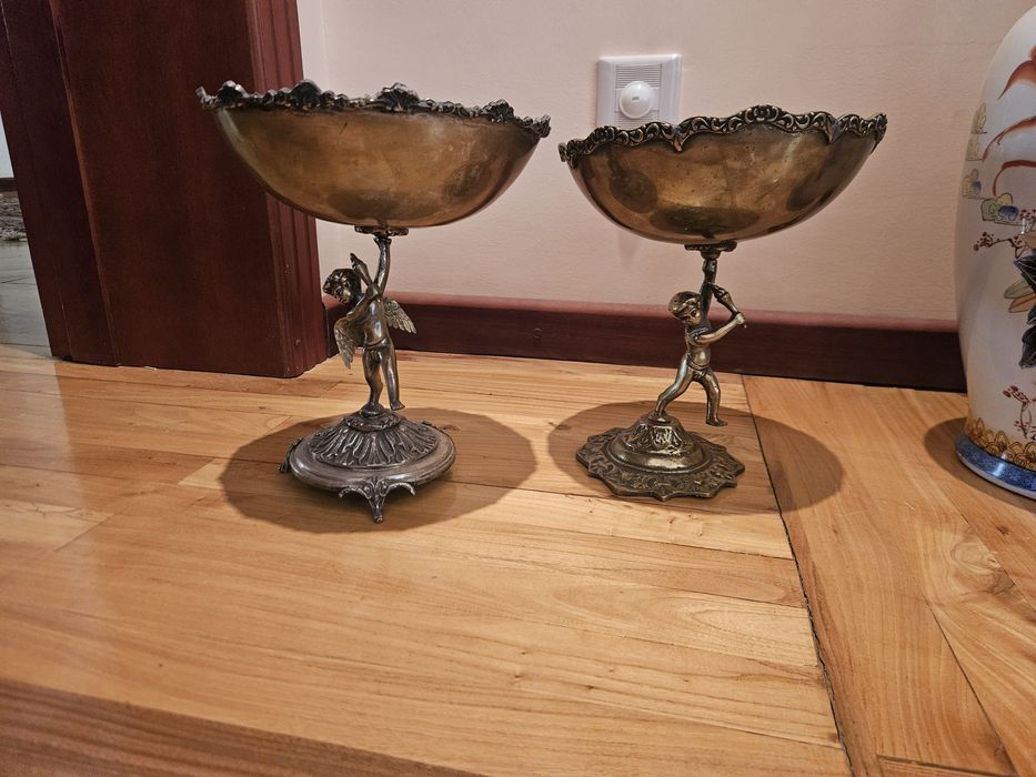 Пара старинных металлических ваз-фруктовниц с фигурками купидонов
