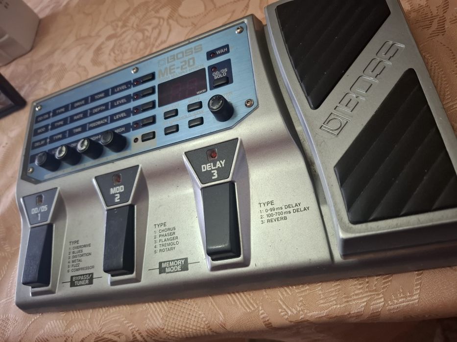 Vând procesor chitară electrică!