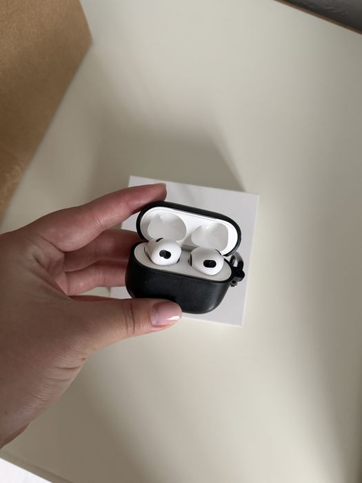 Продам наушники AirPods 3