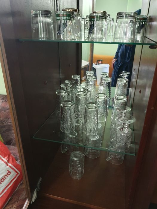 Дървени шкафове, скрин секция със стъкло.