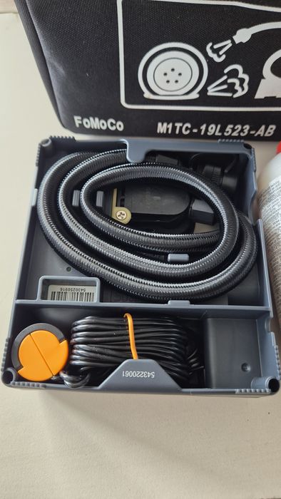 Компресор за гуми Continental Ford комплект с лерило в чанта