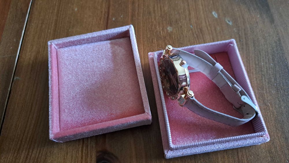 Нов дамски часовник за подарък