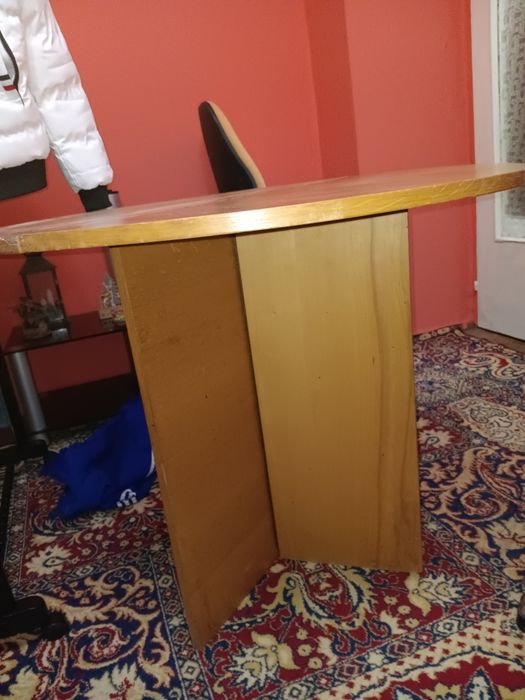 Дървена кръгла маса много здрава