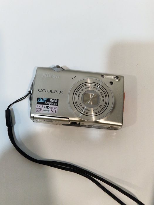 Aparat Photo Nikon cu o pata pe display