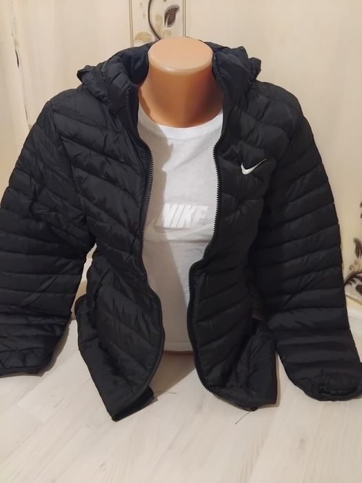 Ieftin!  Geaca dama de la Nike!