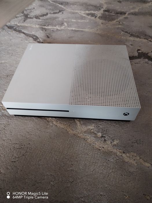 Xbox one s , memorie 1tb,puțin folosit 8 jocuri