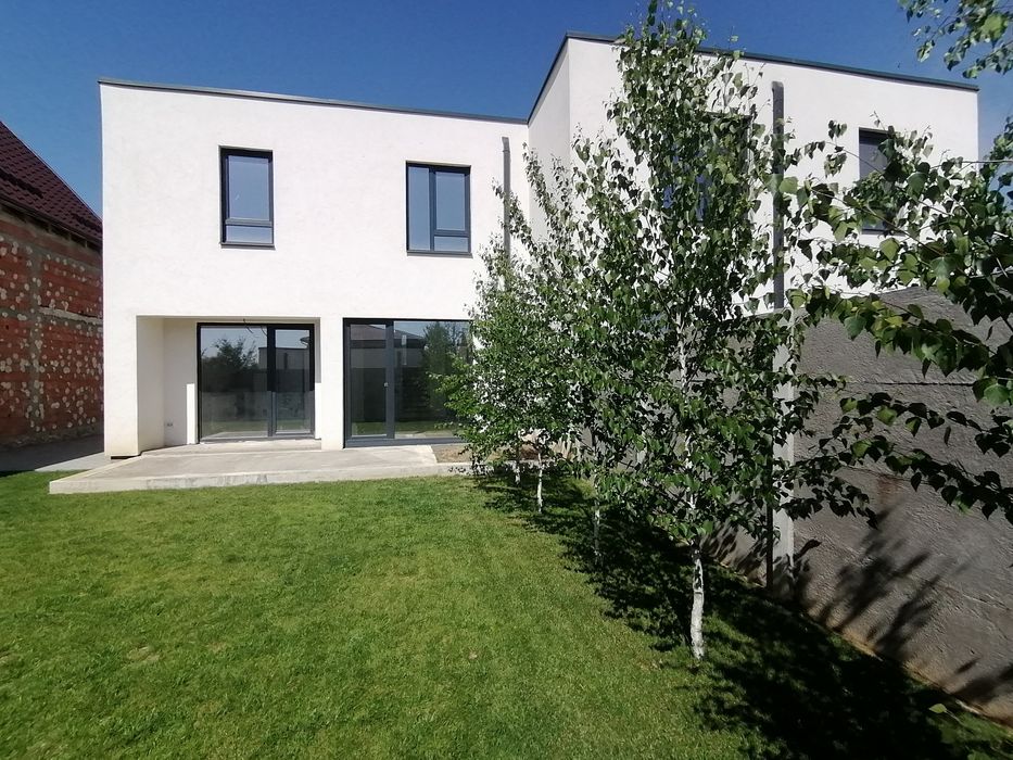 Casa aproape de scoala, gradinita, liceu, 4 camere, asfalt, toate utilitatile