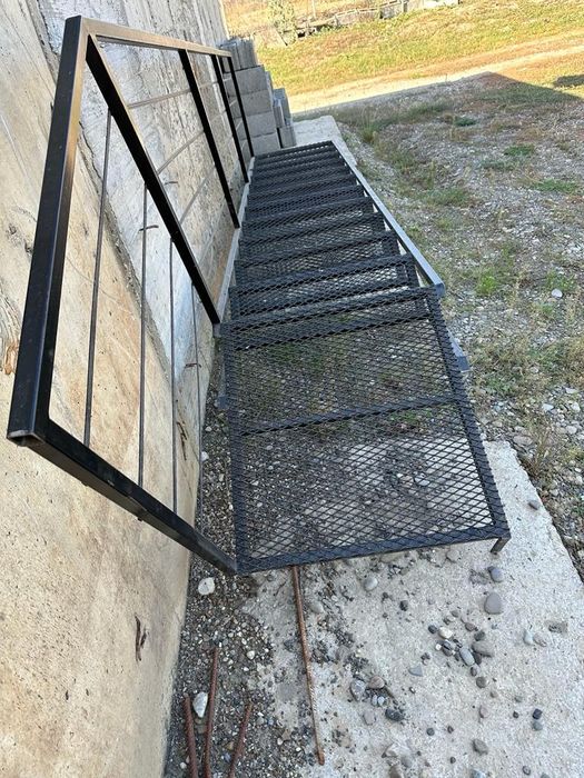 Vând scara metalică