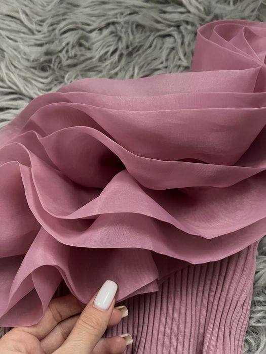 Модел с едно рамо и волани на ZARA