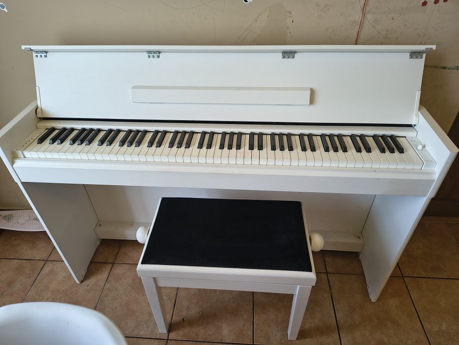 Vând pian yamaha ydp s55, folosit foarte puțin de un elev în stare excelentă.Preț 3000 lei.