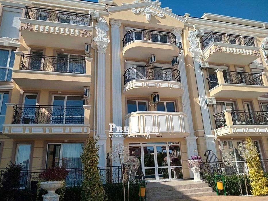 Тристаен 87 кв.м с просторна тераса и басейн в Равда