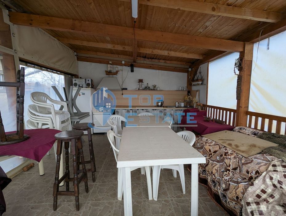 Обзаведена тухлена къща с кладенец в село Поликраище, област Велико Т