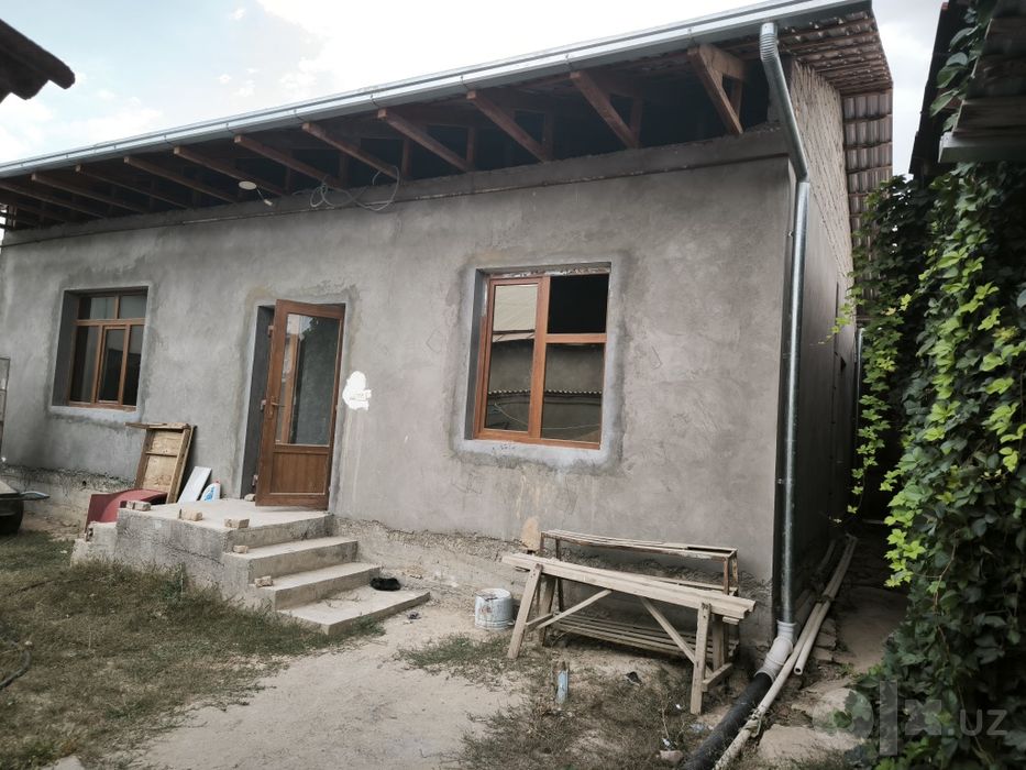Продаю участок 5.5соток в г.Чирчике,дом  новый на 3 жилые комнаты.