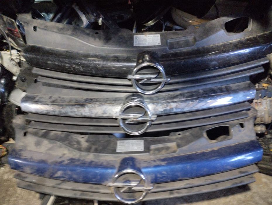Решетка радиатора на Опель Астра Н