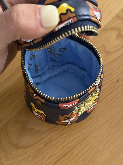 Guess комплект термо чанта за шише и чанта за биберон