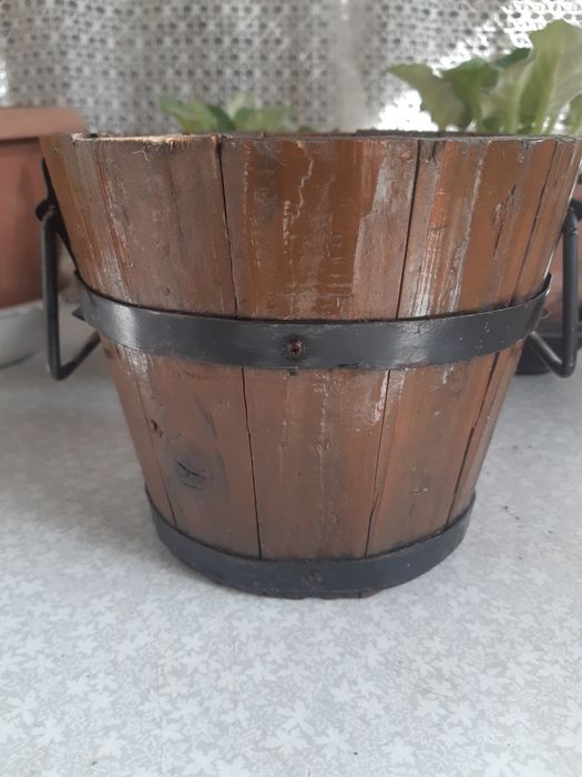 Кашпо из дерева с железным ободом