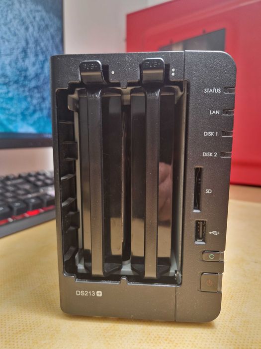 Vând NAS Synology DS213+ cu 2 x HDD HGST 8TB (7200 RPM)