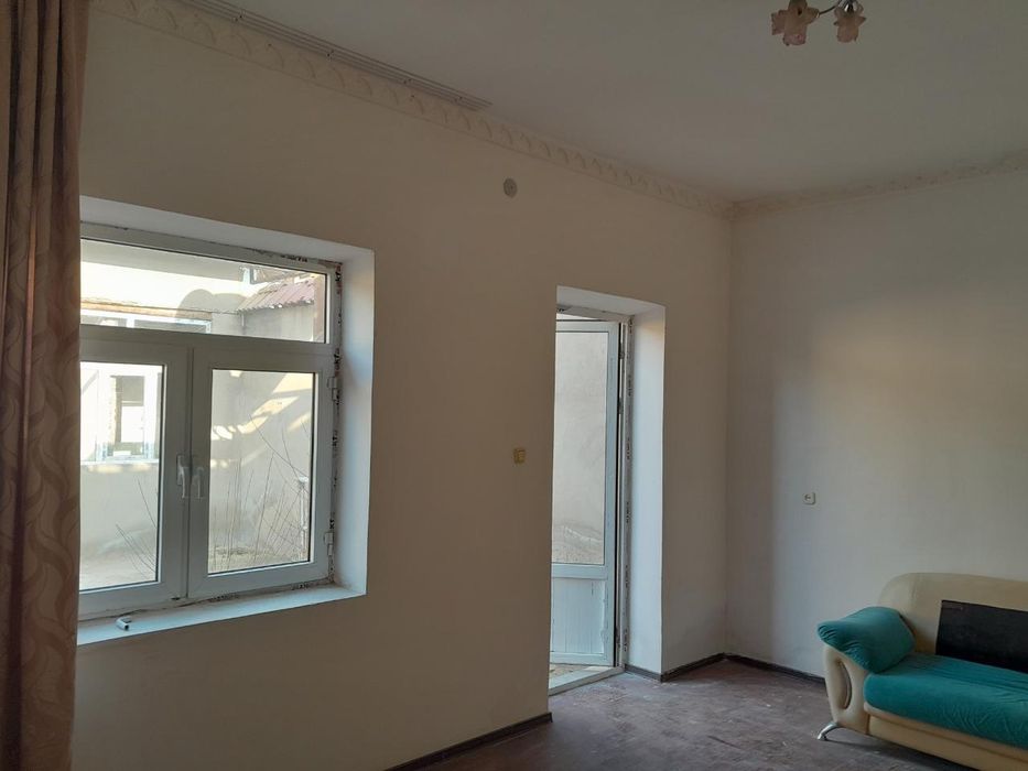 Hovli sotiladi 6 xonali 5.5 sotix