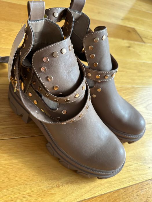 Бежови боти със златисто