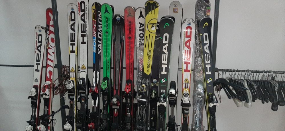 Skiuri , clăpari, căști,  echipament