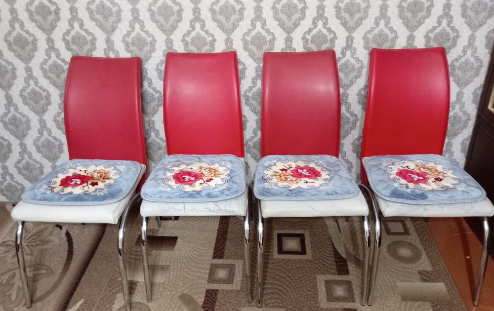 Стол книжка  и стулья