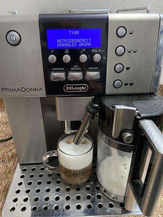 Espresor cafea Delonghi primadona cu cana de lapte