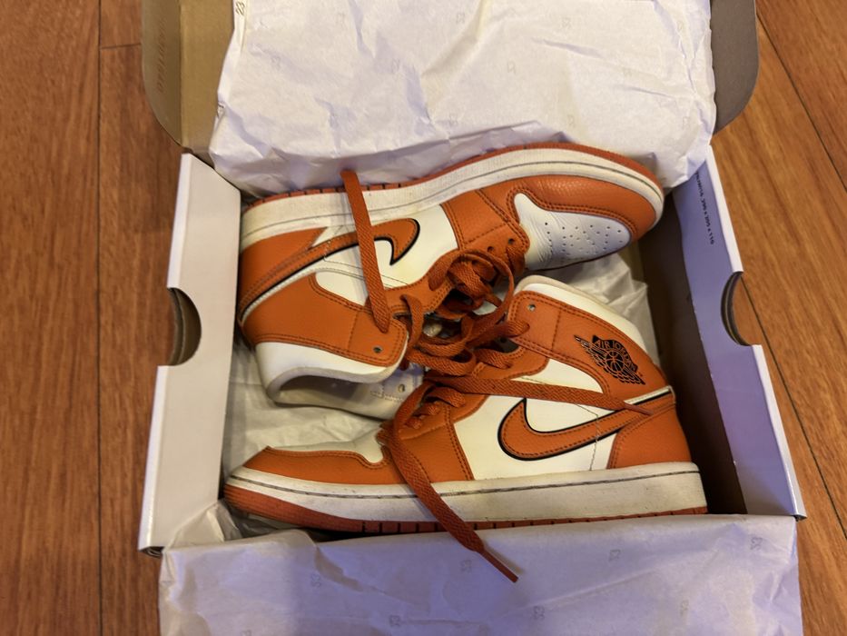 Vand ghete Jordan 1 Mid SE originali 100%, marimea 38,5