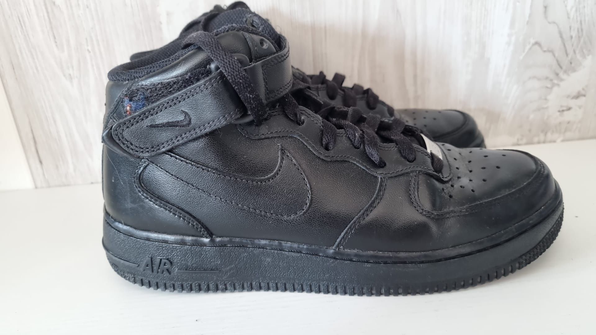 Af 1 mid discount black