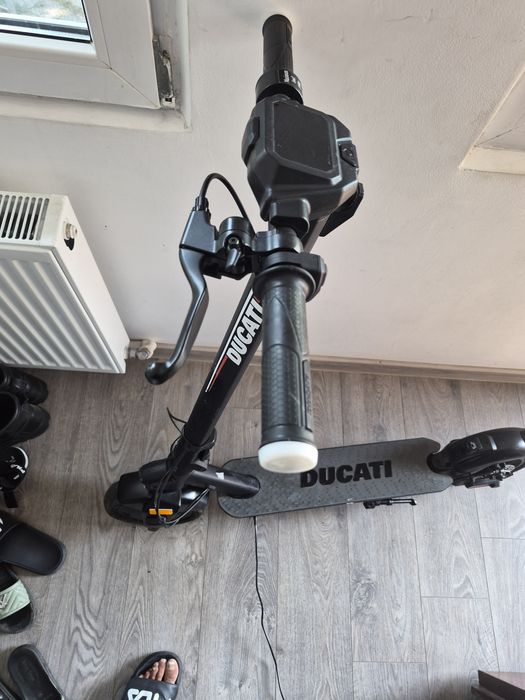 Vand trotineta  ducati ca noua
