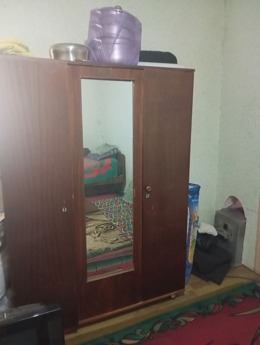 Продам шифонер и тумбочку в хорошем состоянии .