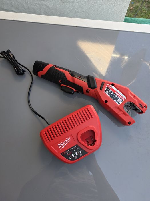 Mașină de tăiat țevi CUPRU INOX Milwaukee M12 PCSS