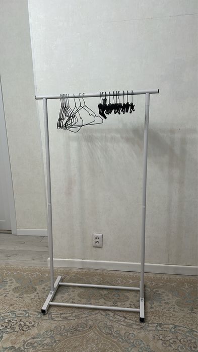 Продам вешалку напольную с плечиками