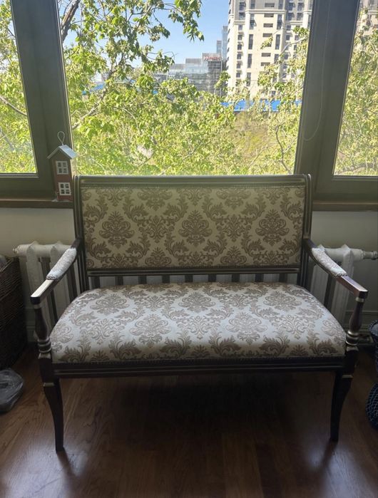 Редкая софа во французском стиле