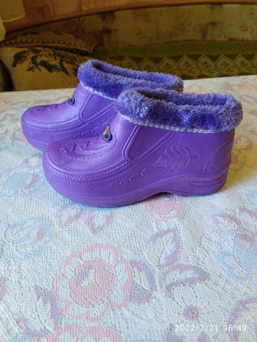 Сапоги женские разные.