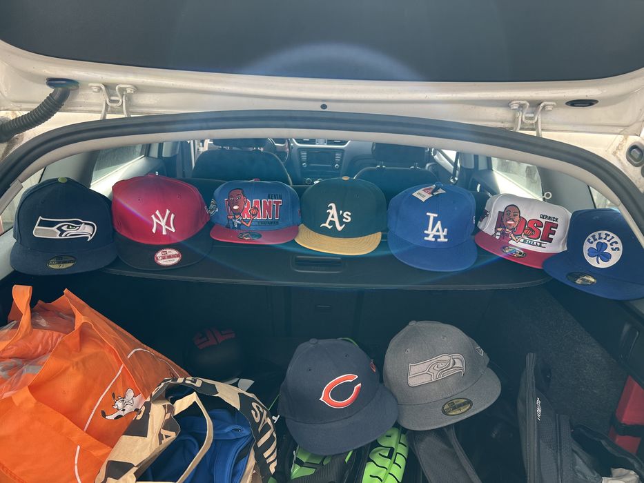 sapca New Era, costum,pantaloni schiuri, casca,placa snowboard, skiuri