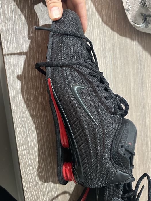 дамският модел маратонки Nike W Shox Z в разцветка „Black / University Red“