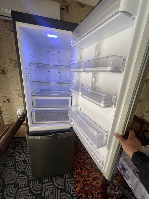 Самсунг Холодельник сотилади холати зур ишлаб турган