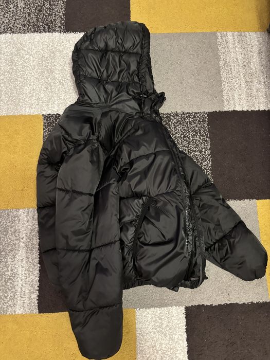 Geaca neagra pull and bear