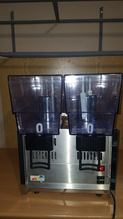 Продавам колддринк апарат  с две вани