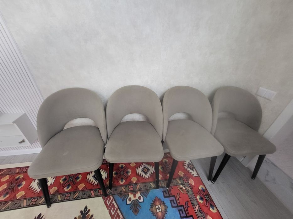 Стол с стульямии