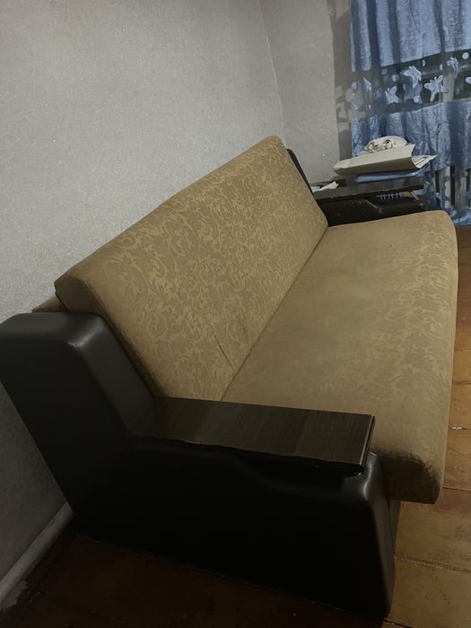 Продам диван срочно переезжаем