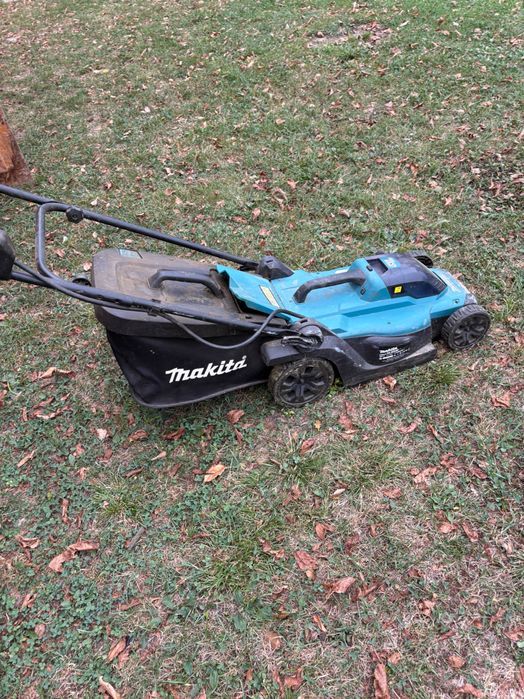 Vând mașină de tuns gazon Makita
