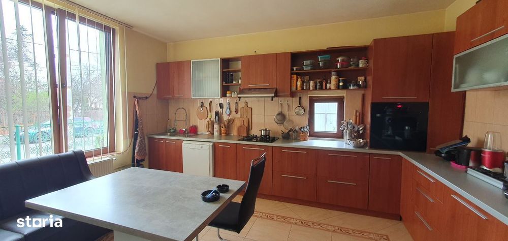 Proprietar vând casă individuală pe colț în zonă liniştită