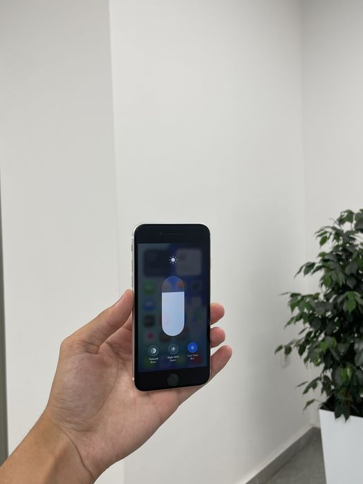 Продам срочно iPhone SE 128GB